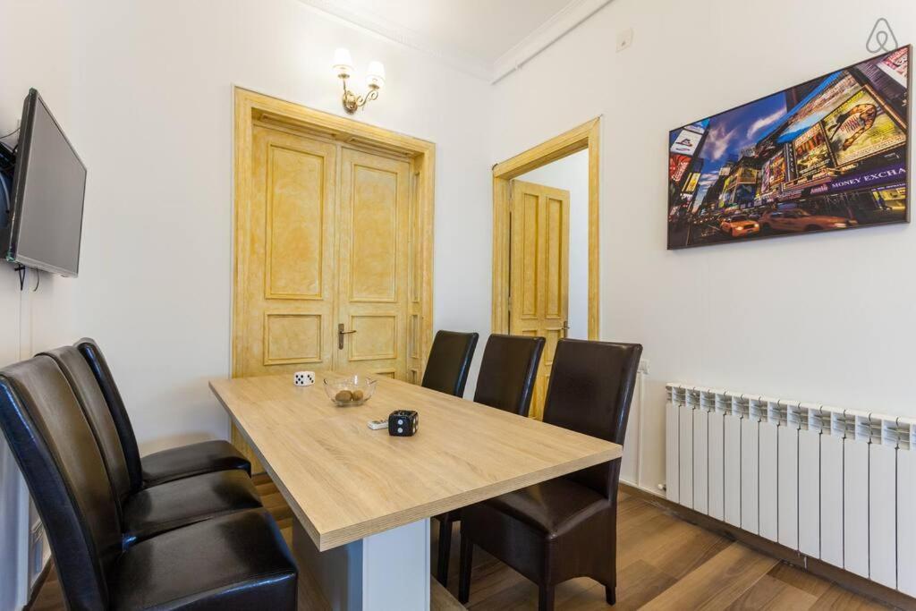 Hostel The Castle Of Piata Romana Bukarest Exterior foto