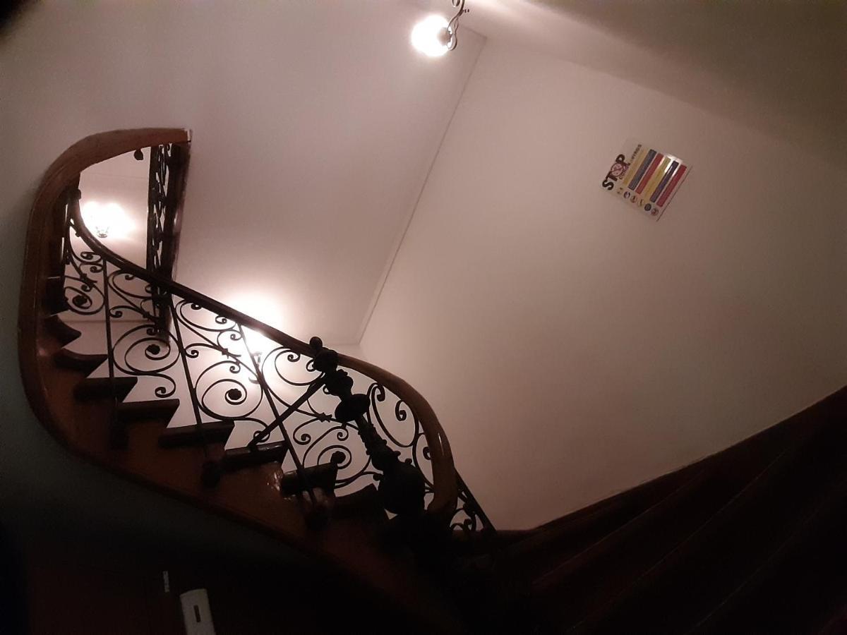 Hostel The Castle Of Piata Romana Bukarest Exterior foto